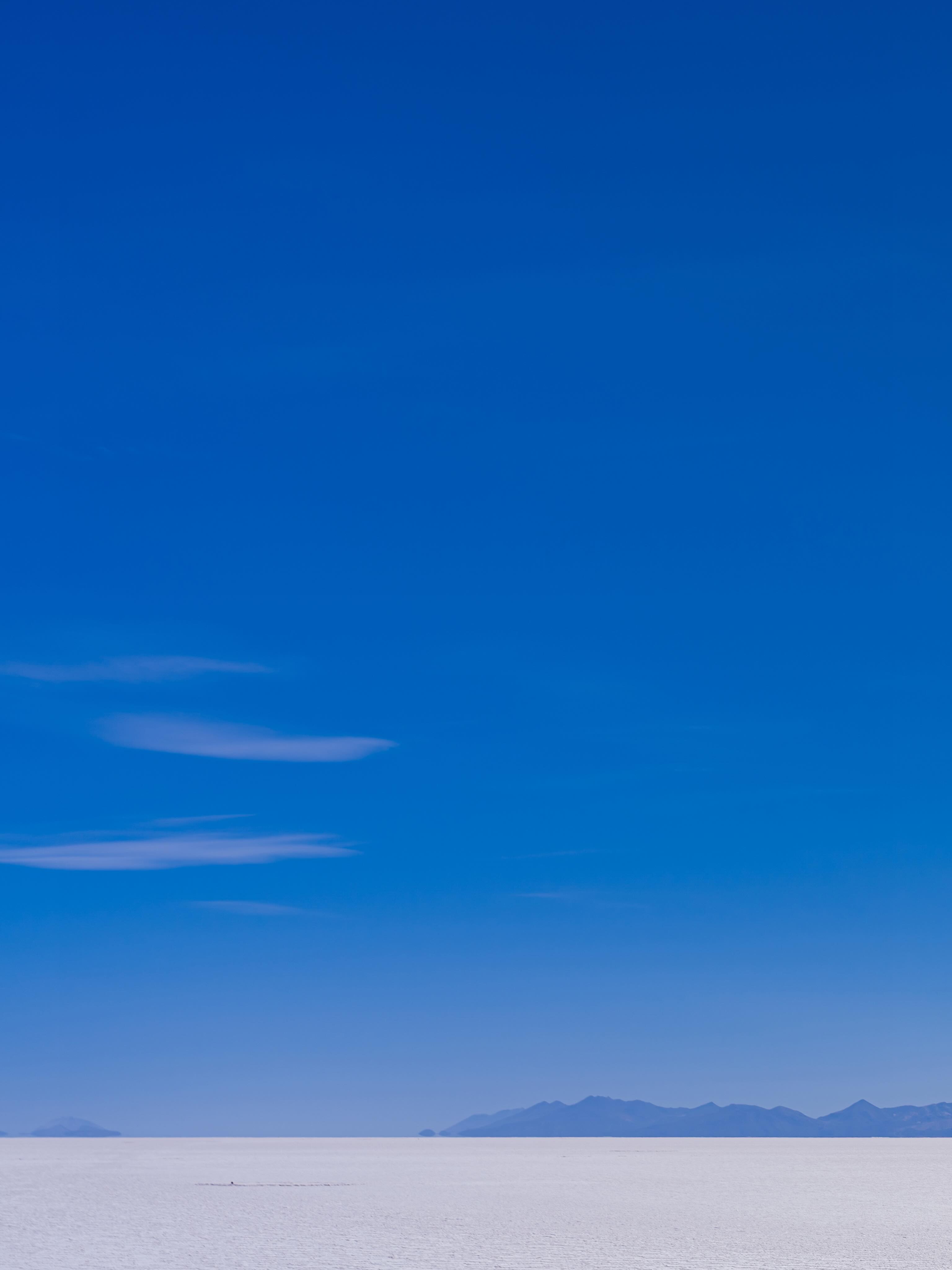 Au cœur de l’infini blanc du Salar d’Uyuni, @didier.zakine déploie un symbole…